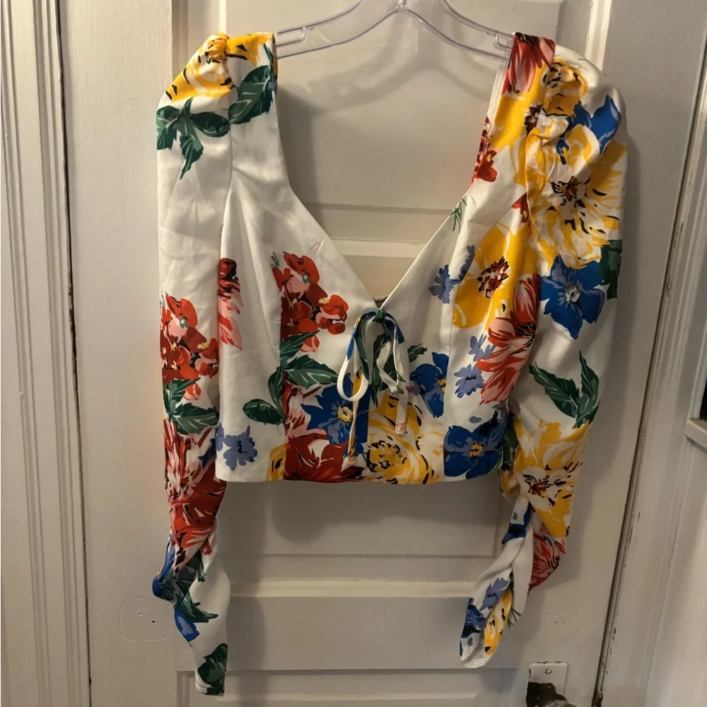 Lulunico Whiye Floral Tie-Front Puff Sleeve Crop Top - Picture 2 of 4